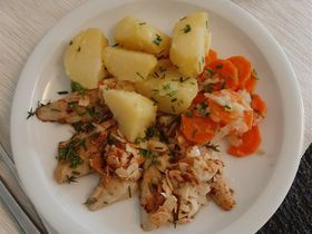 Eglifilets à la meunière, Butter-Salzkartoffeln und Karotten